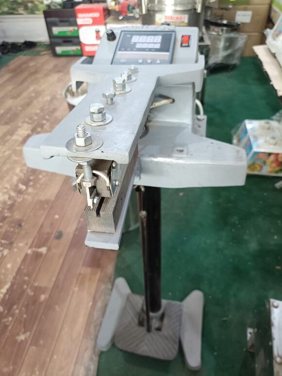 Foot Pedal Impulse Sealer with Cutter Heat Sealer Machine - Image 4